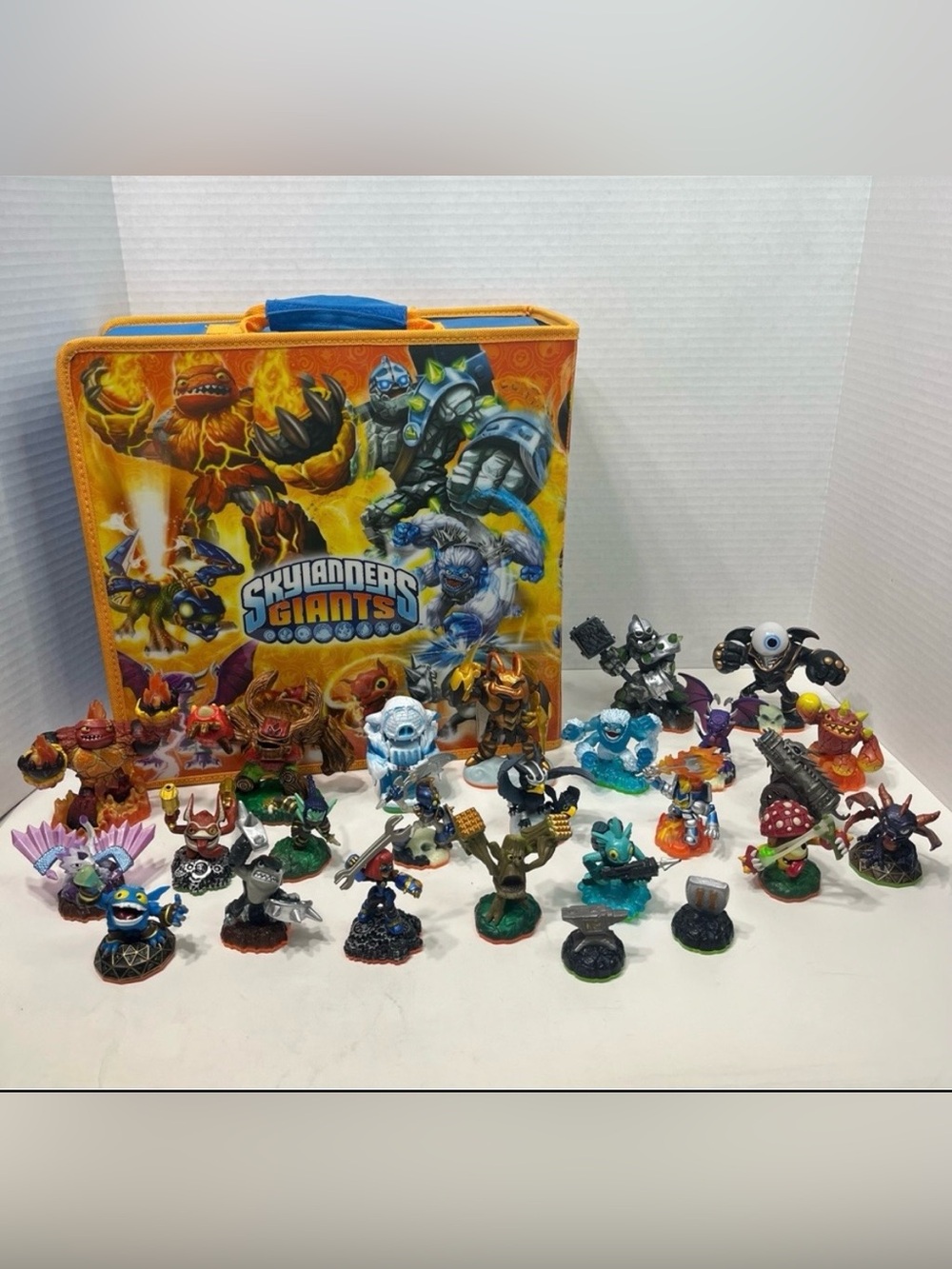 SKYLANDERS GIANTS figures and case lot activision Xbox